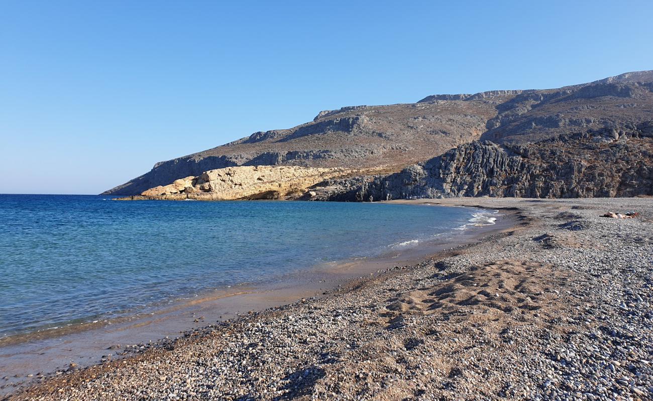 Foto de Karoumes beach con arena gris y guijarros superficie