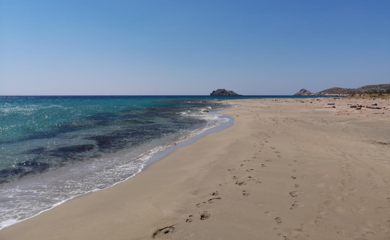 Foto de Alatsolimni beach con arena brillante superficie