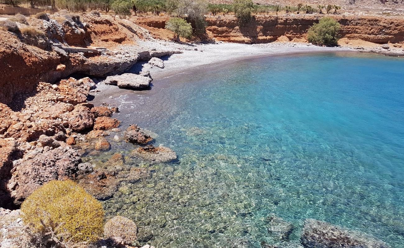 Foto de Ligia Lakos beach con guijarro ligero superficie