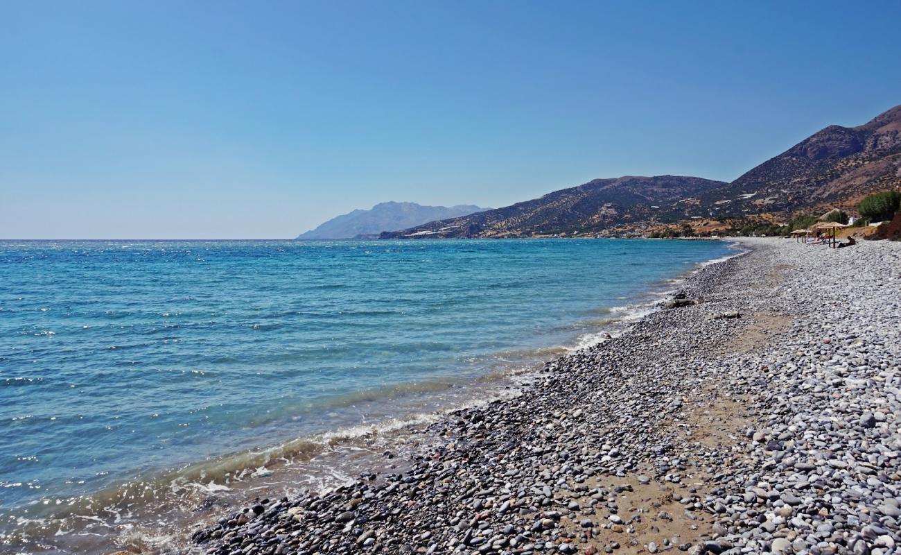 Foto de Monompouka beach con arena fina y guijarros superficie