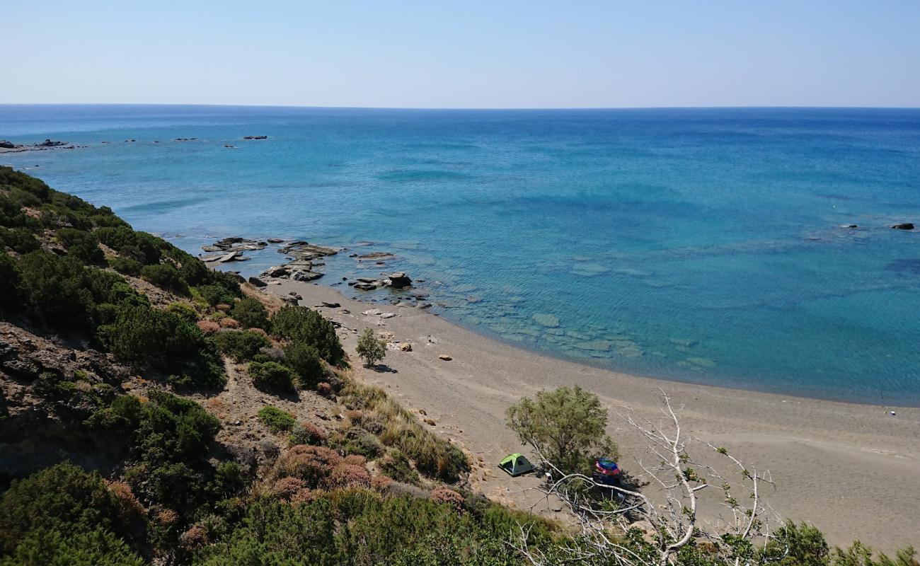 Foto de Krassas beach con arena oscura superficie