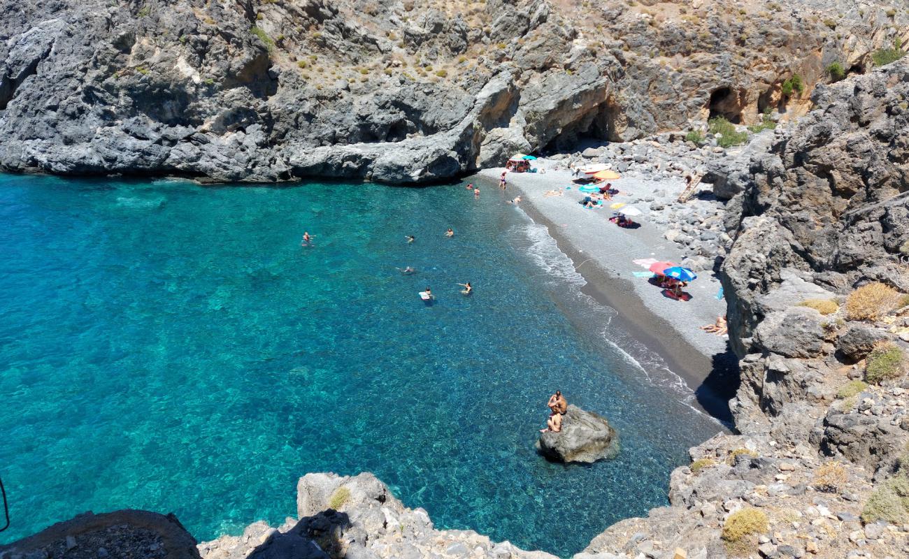 Foto de Vouidomato beach con guijarro gris superficie