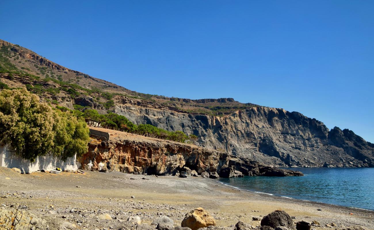 Foto de Paralia Koudouma con guijarro ligero superficie