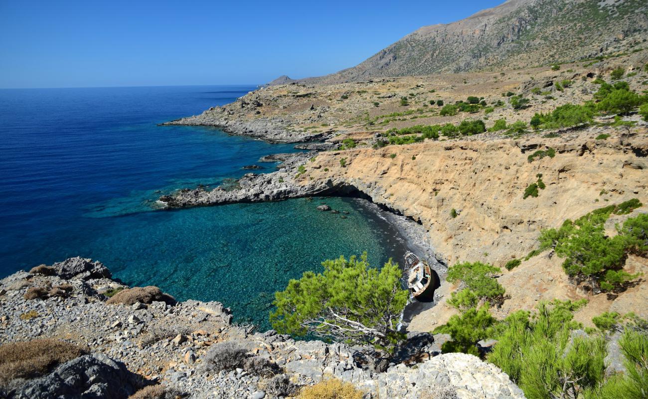 Foto de Agios Antonios beach con arena brillante y rocas superficie