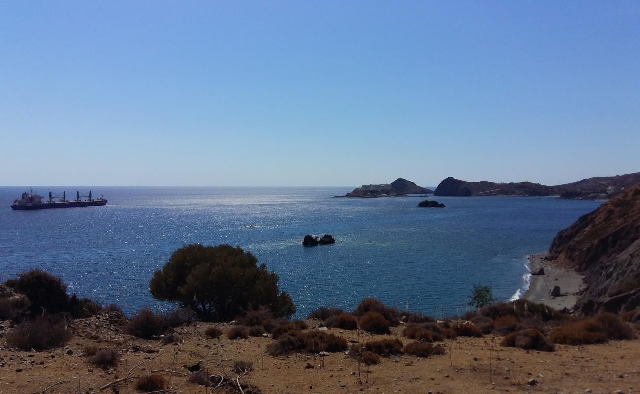 Foto de Karavovrisi beach con guijarro gris superficie