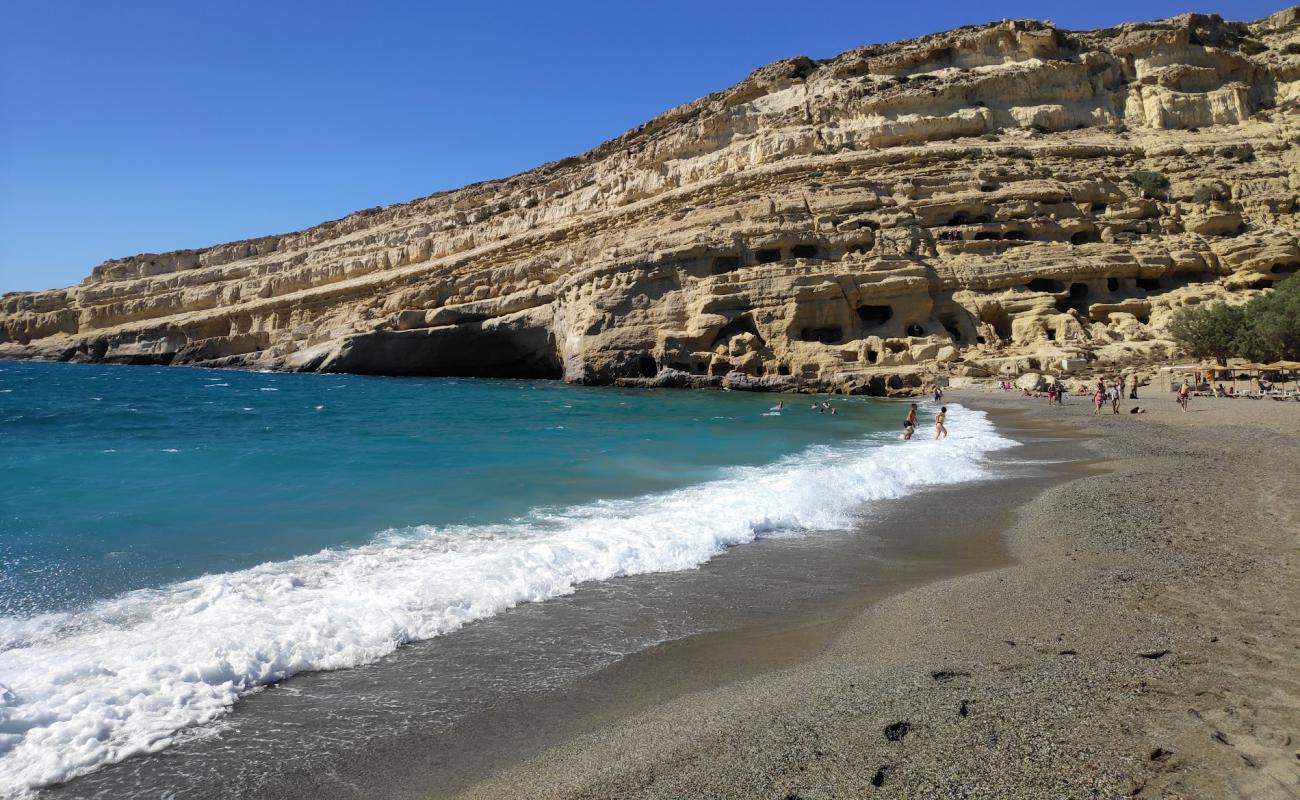 Foto de Playa de Matala con guijarro fino gris superficie