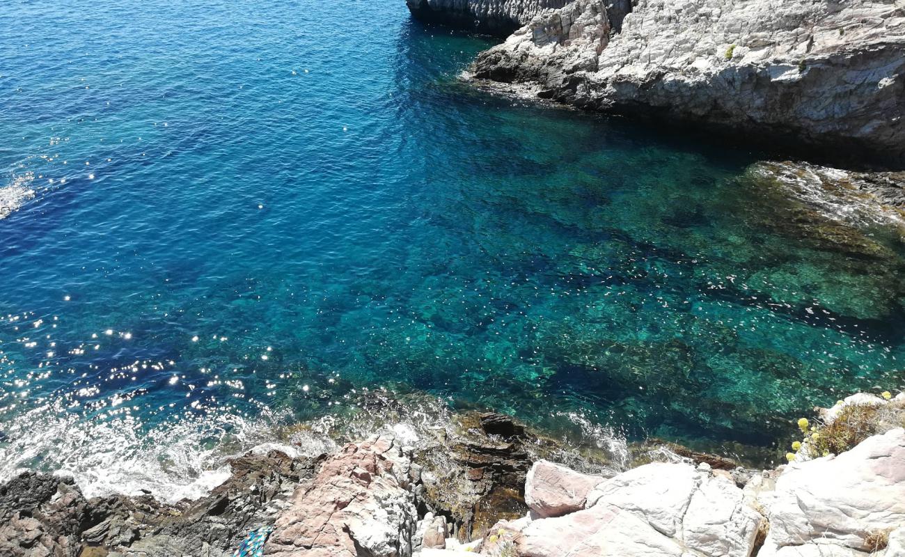 Foto de Ascent beach con arena gris y piedras superficie