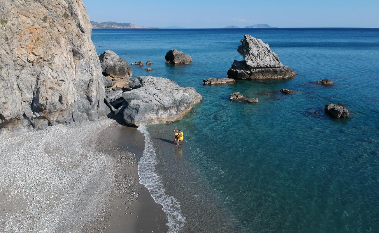 Foto de Vasilis Rock beach con arena gris y piedras superficie