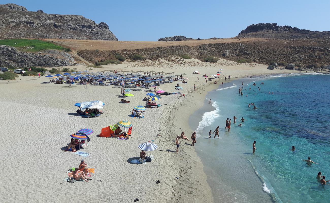 Foto de Playa de Skinaria con guijarro fino claro superficie