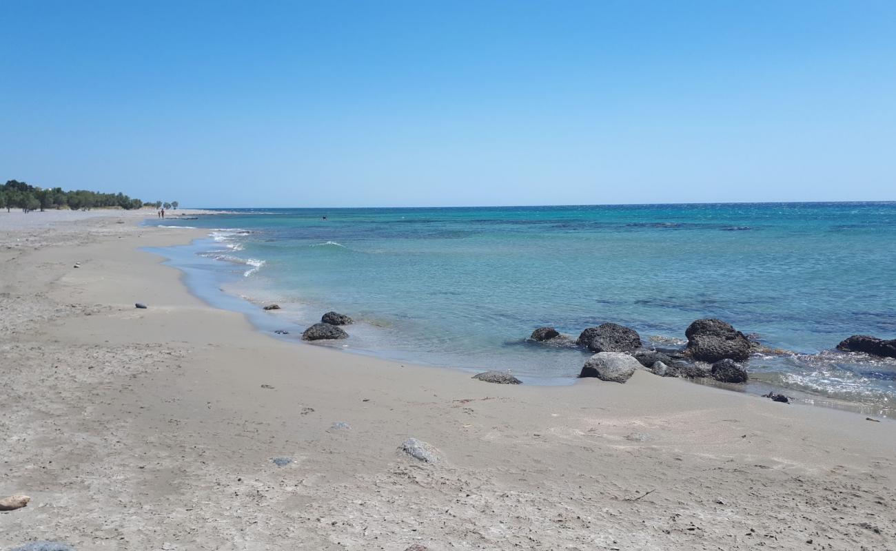 Foto de Vatalos beach con arena oscura superficie