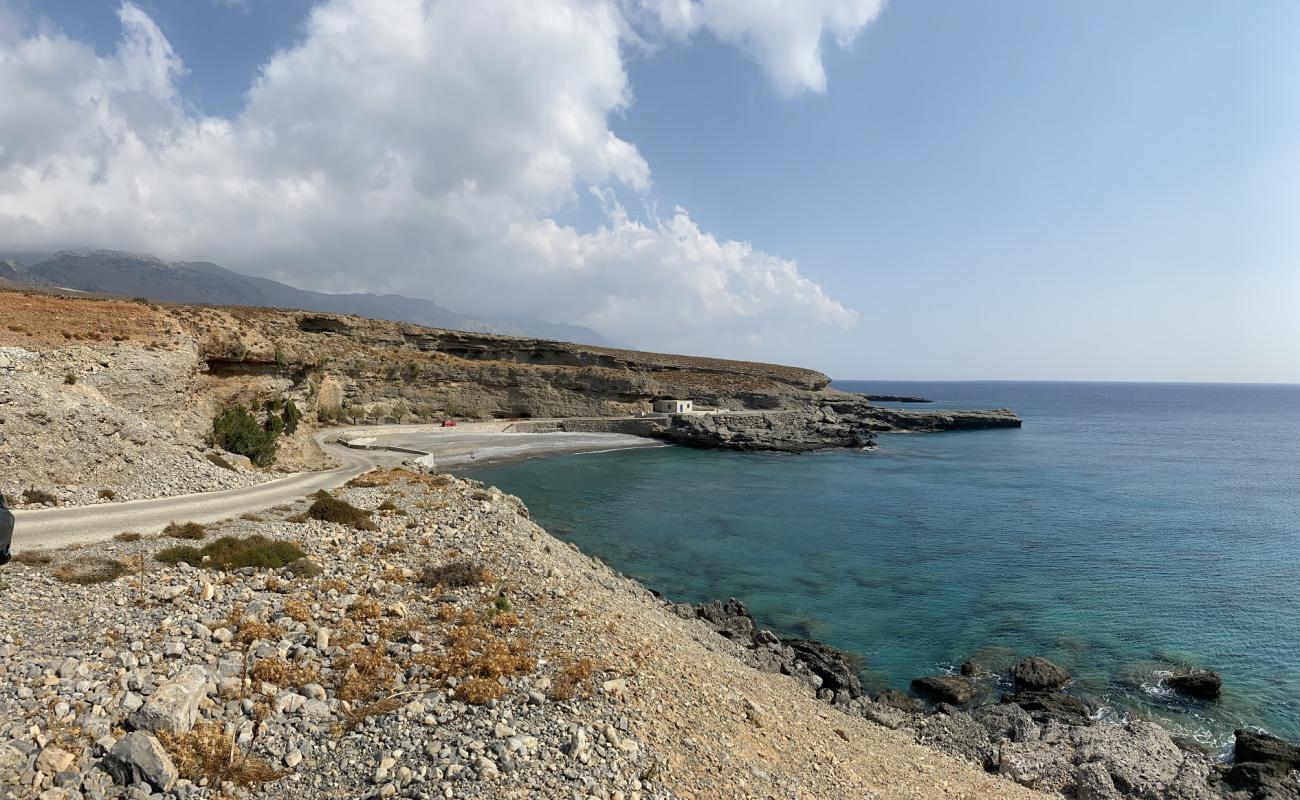 Foto de Agios Charalambos beach con guijarro gris superficie