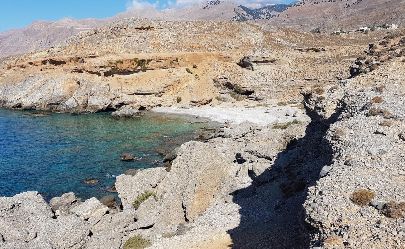 Foto de Ammoudi beach con guijarro gris superficie