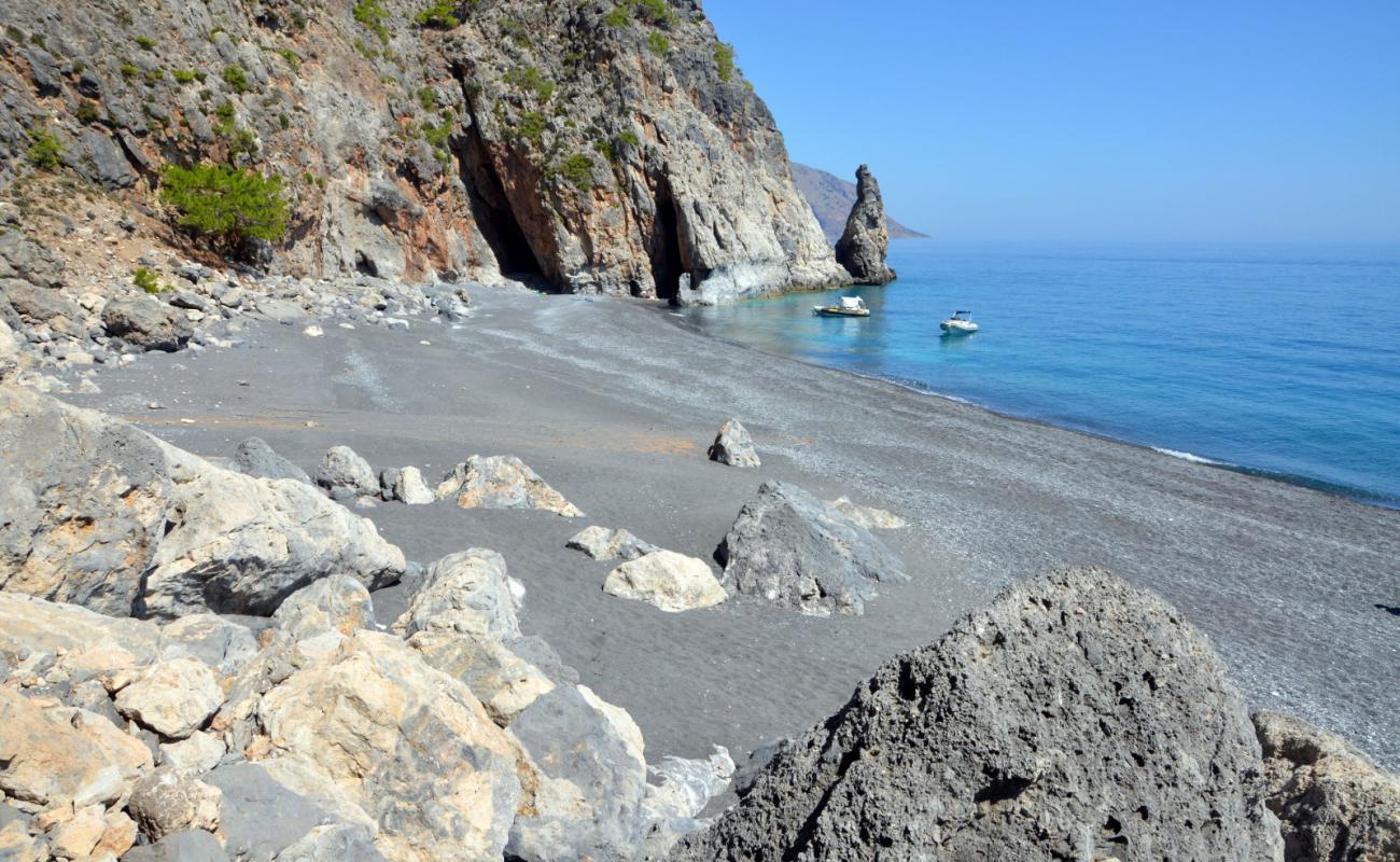 Foto de Monk beach con guijarro fino gris superficie