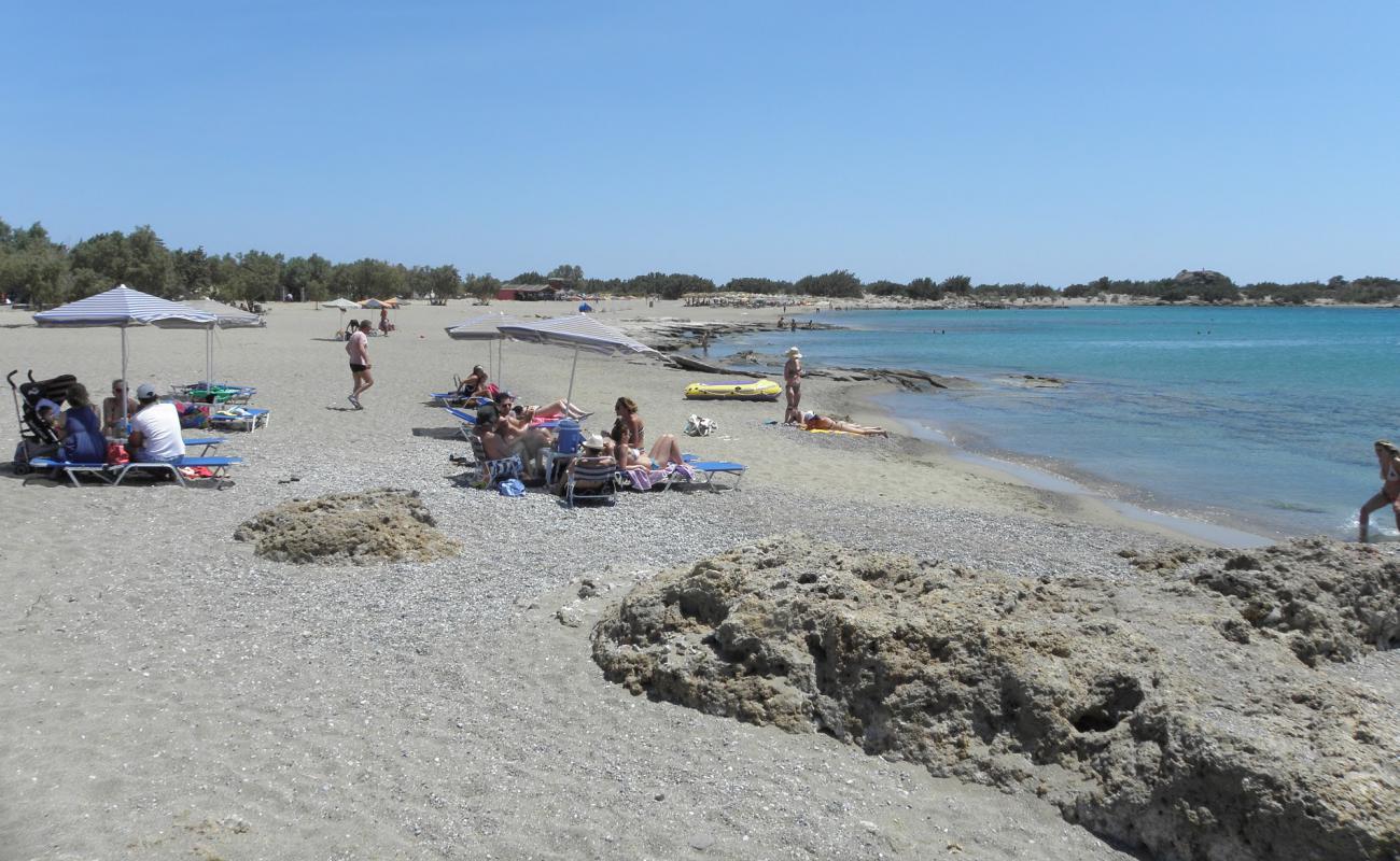 Foto de Alonaki con arena gris y guijarros superficie