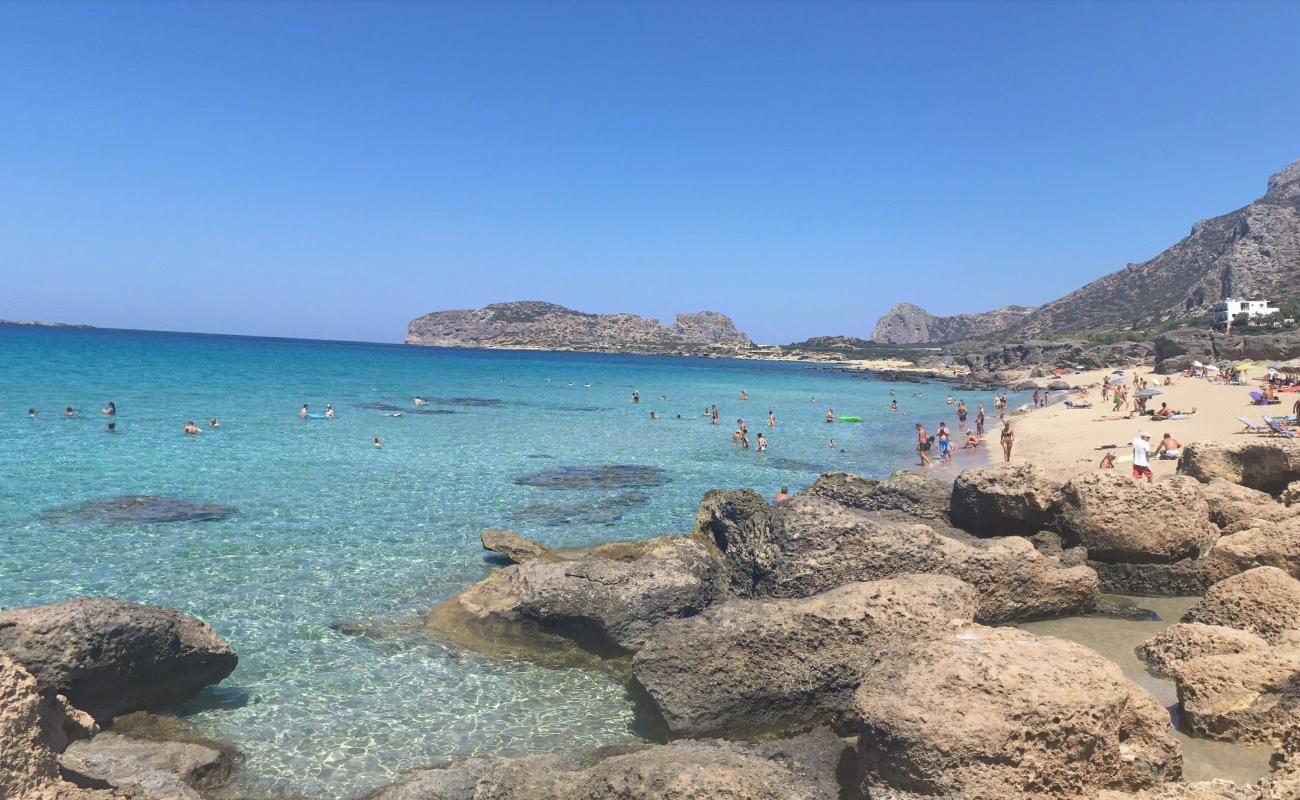 Foto de Playa de Falasarna Mikri respaldado por acantilados