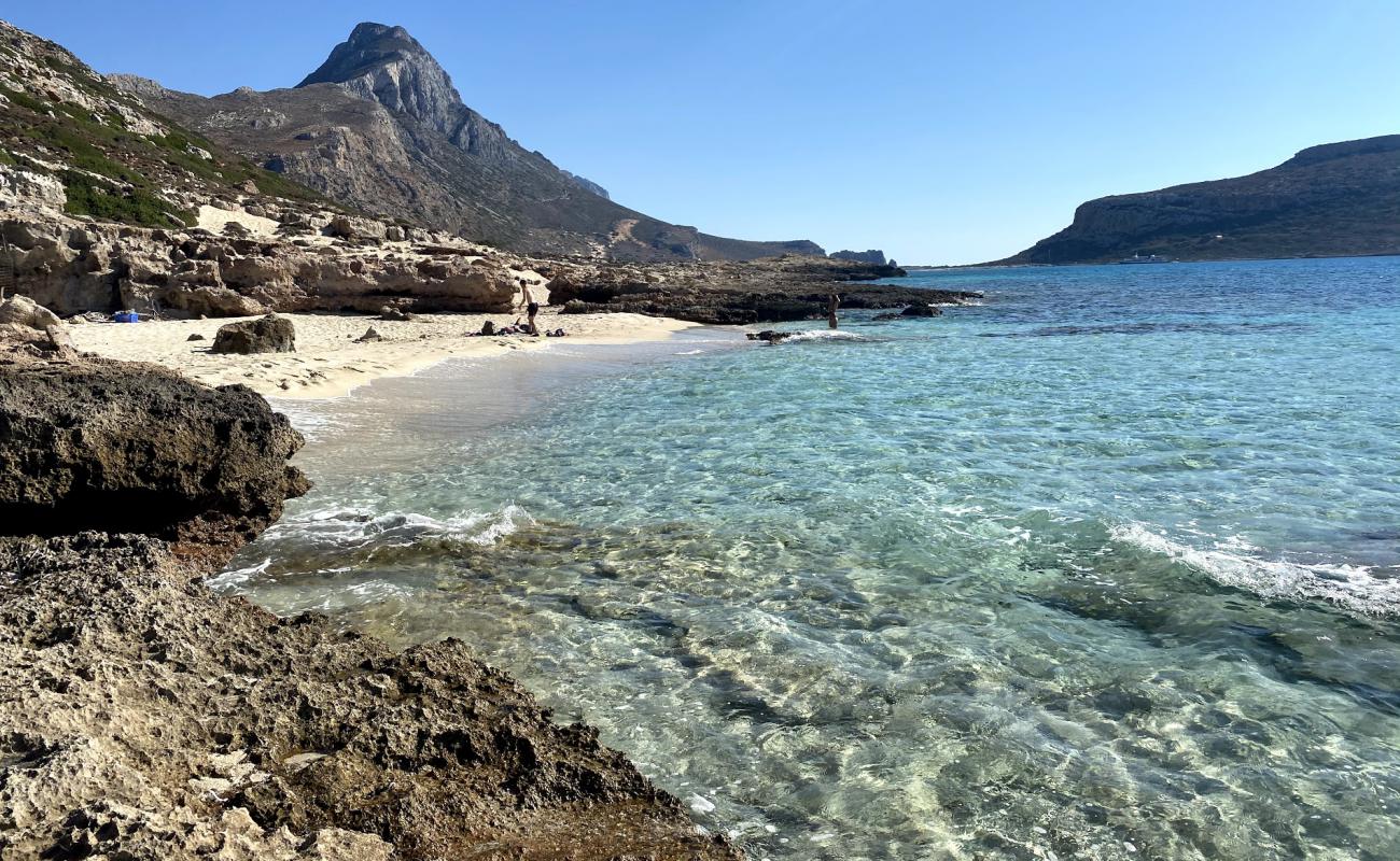 Foto de Crique plage con brillante arena fina superficie