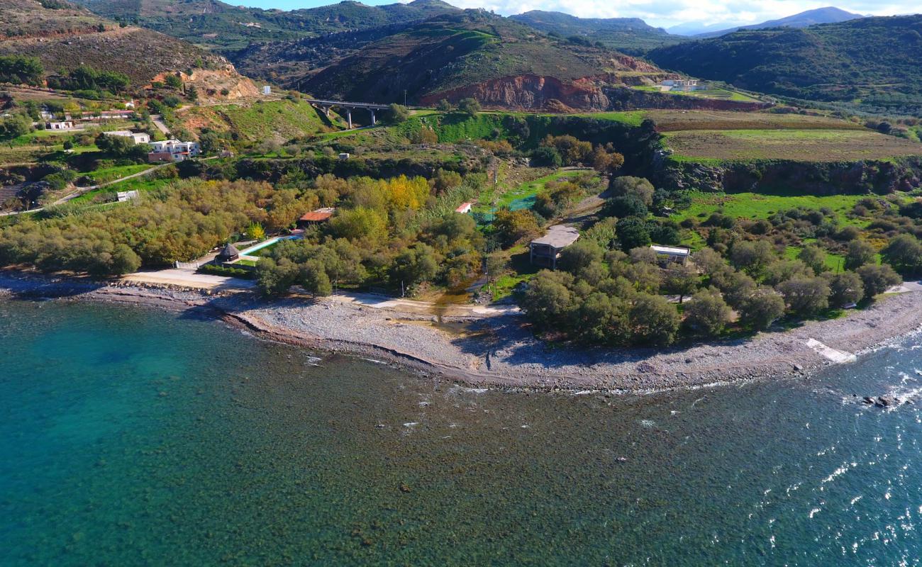 Foto de Nopigia Beach con piedra superficie