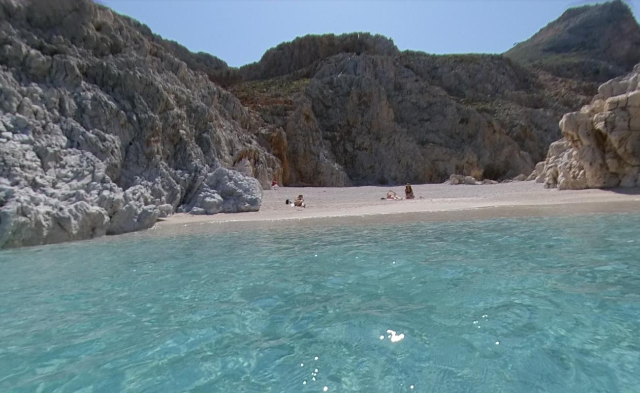 Foto de Stefanos Beach rodeado de montañas