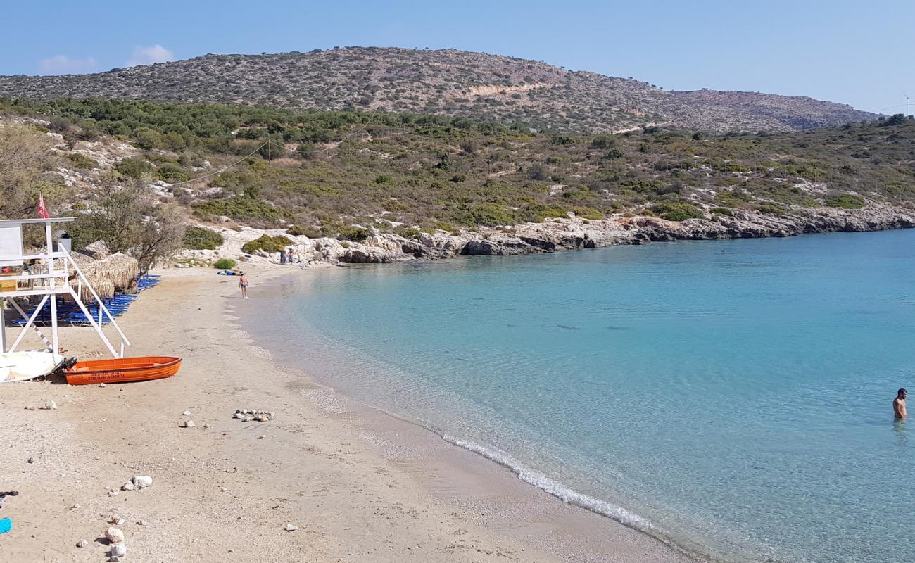 Foto de Loutraki Beach con arena fina y guijarros superficie