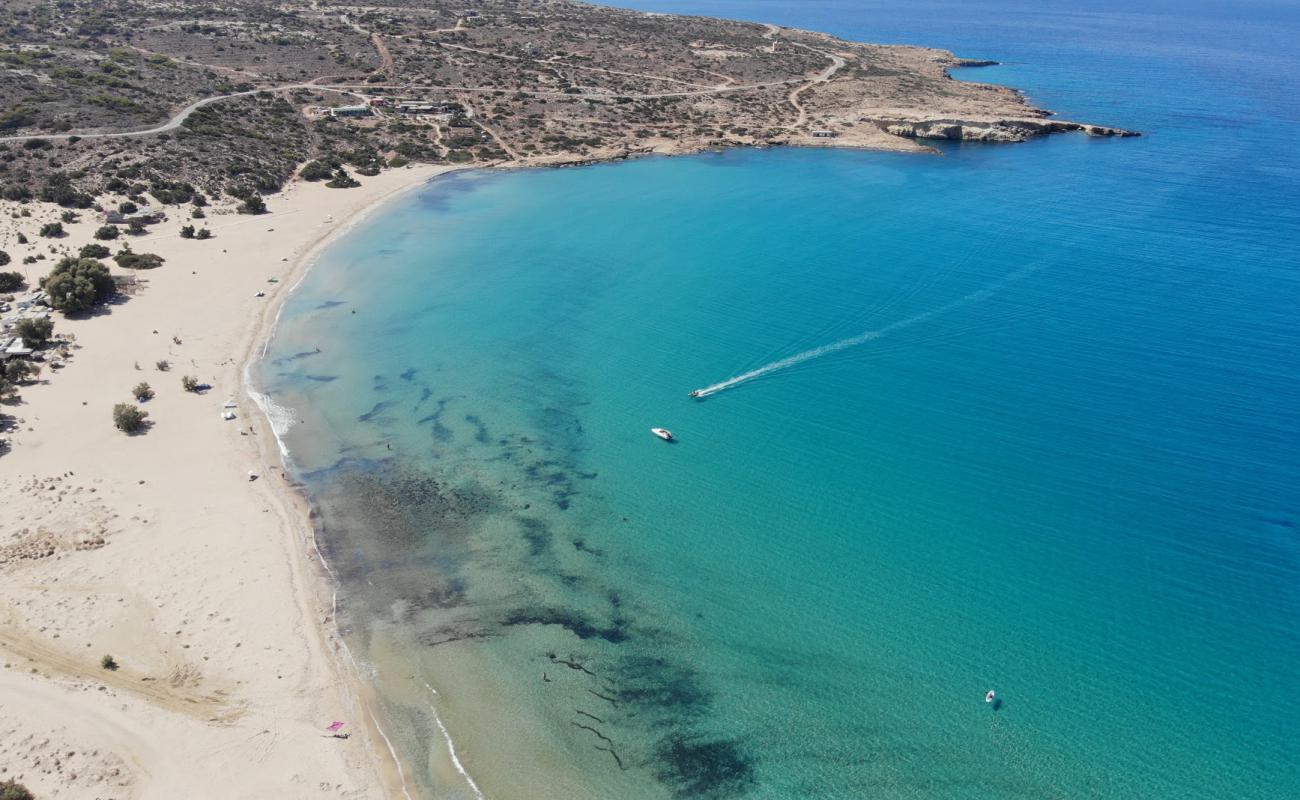 Foto de Sarakiniko Beach con arena brillante superficie