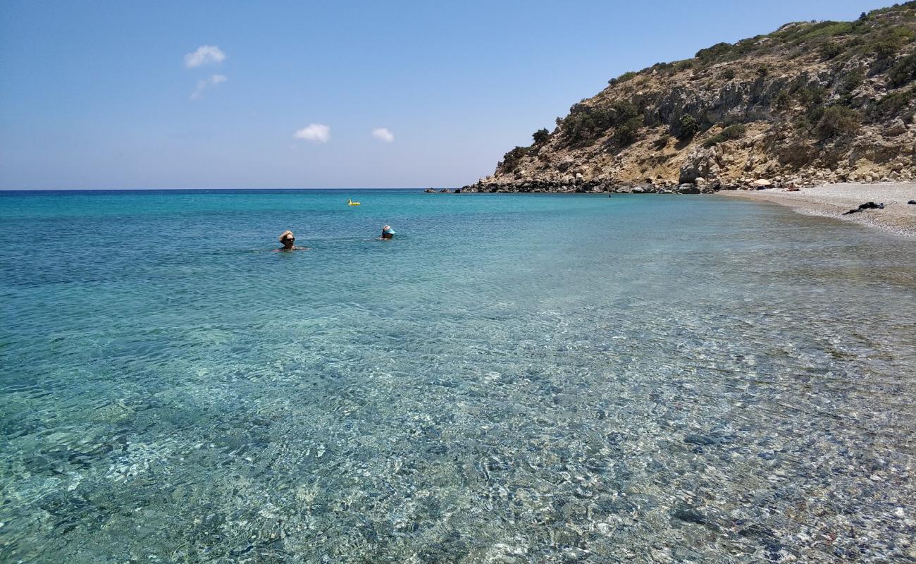 Foto de Korfos Beach con arena fina y guijarros superficie