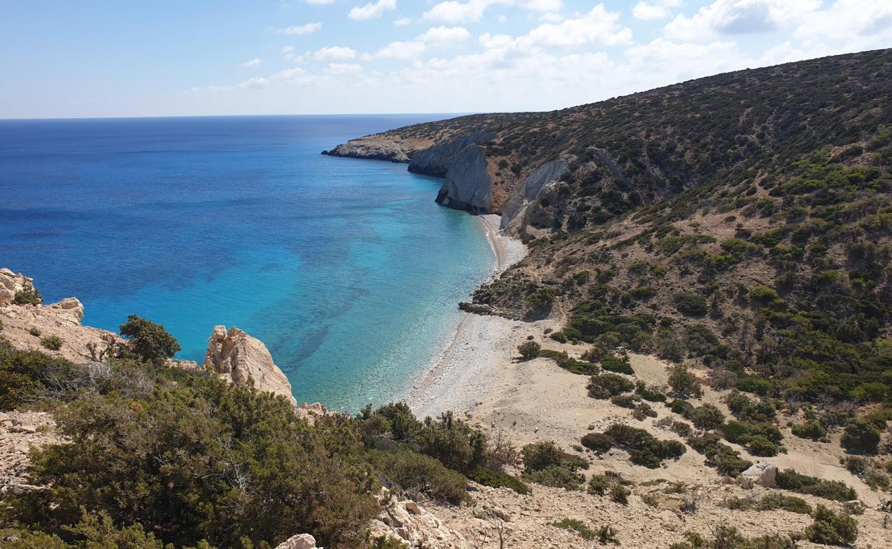 Foto de Lakoudi Beach con guijarro ligero superficie