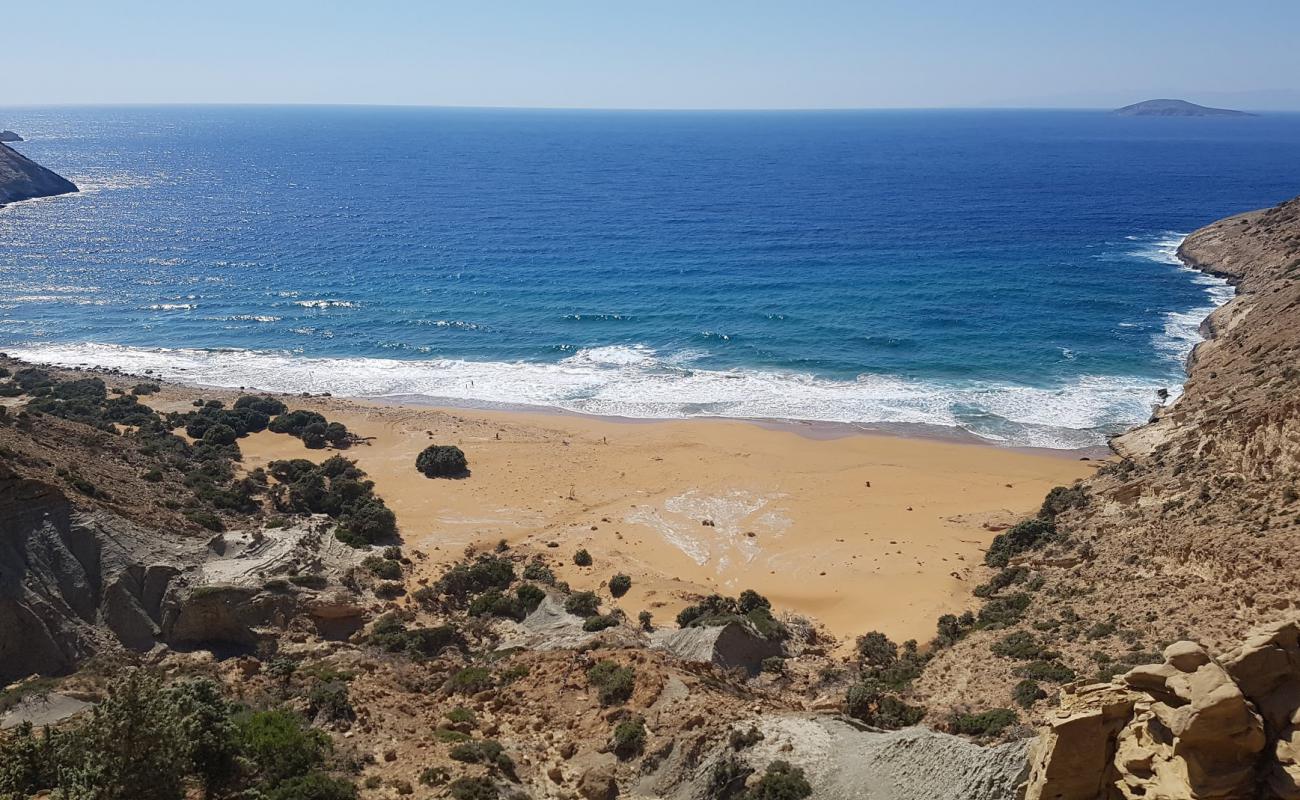 Foto de Potamos beach con arena oscura superficie