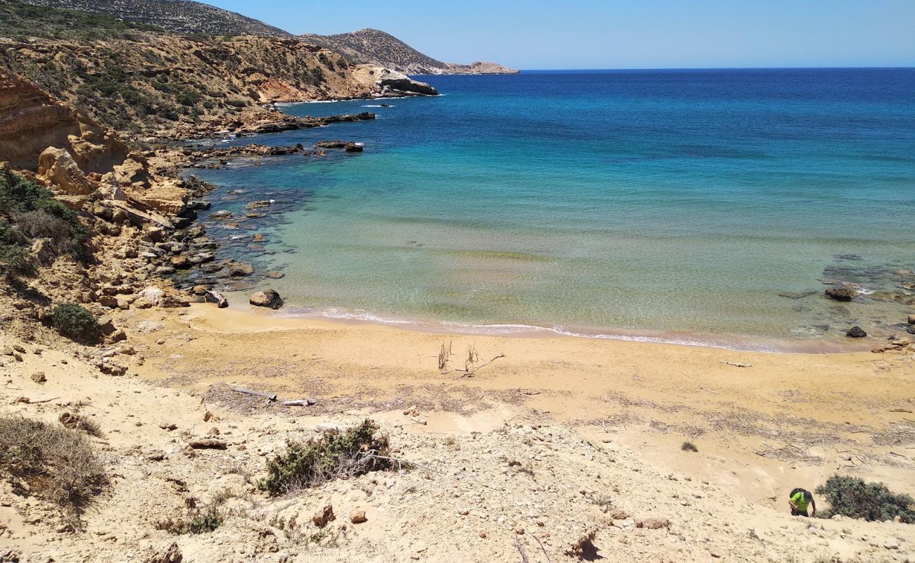 Foto de Pyrgos Beach con arena oscura superficie