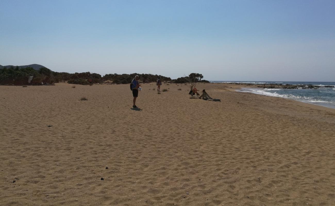 Foto de Stavrolimni Beach con arena brillante superficie