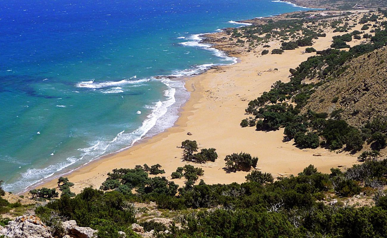 Foto de Spiaggia Lavrakas con arena brillante superficie