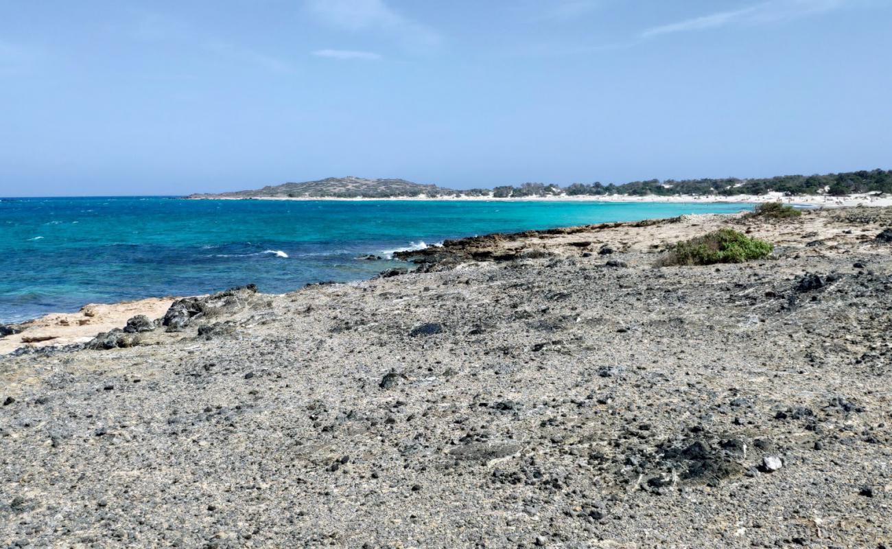 Foto de Chatzivolakas beach con arena gris y piedras superficie