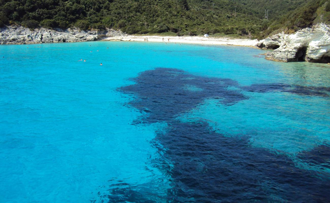 Foto de Mesovrika beach con guijarro ligero superficie