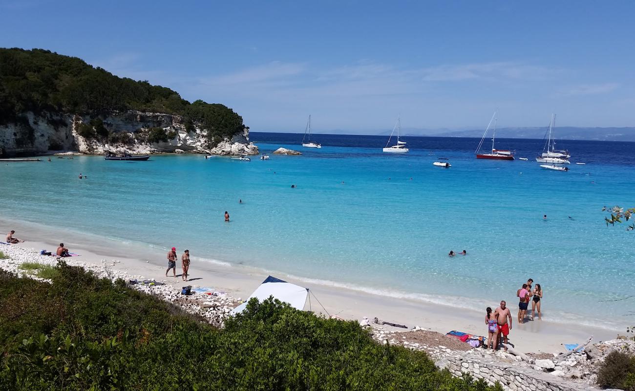 Foto de Playa Voutoumi con brillante arena fina superficie