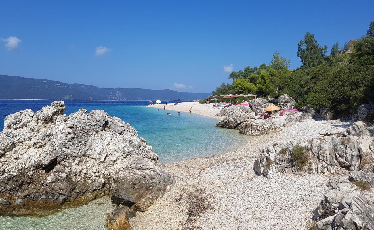 Foto de Playa Aspros Gialos II con guijarro fino claro superficie