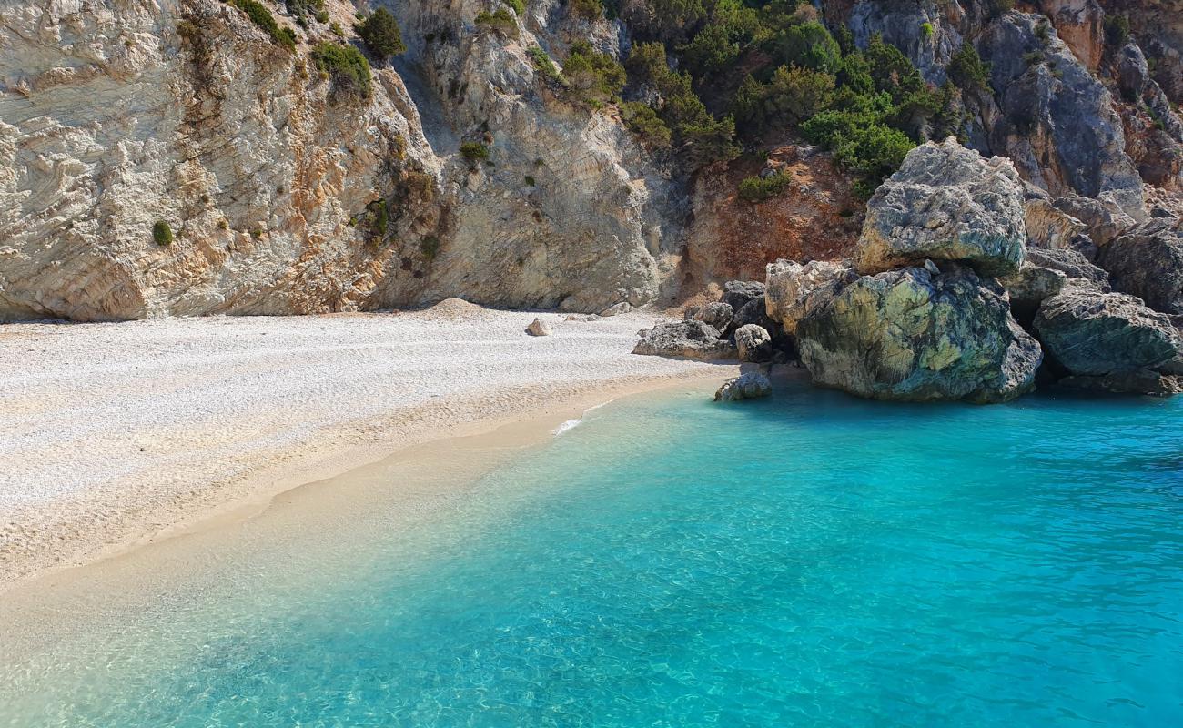 Foto de Playa de Ithaki con guijarro fino claro superficie