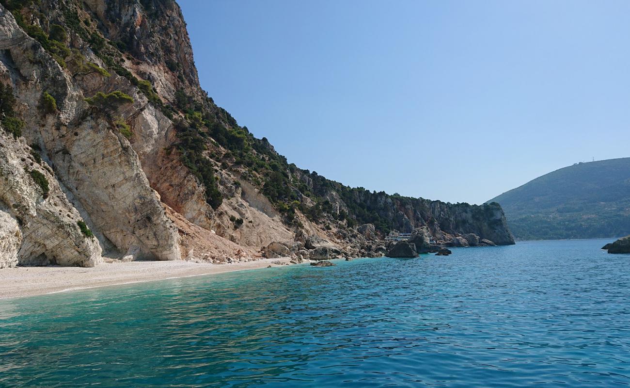 Foto de Playa de Leukes Ammoudies con guijarro fino claro superficie