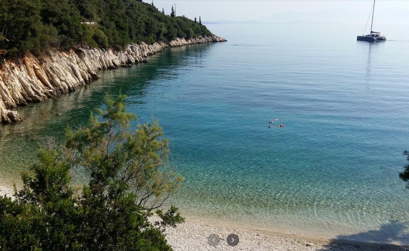 Foto de Kourvoulia beach con guijarro fino claro superficie