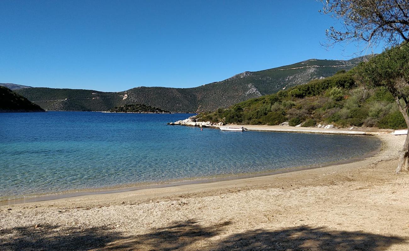 Foto de Loutsa beach con arena fina y guijarros superficie