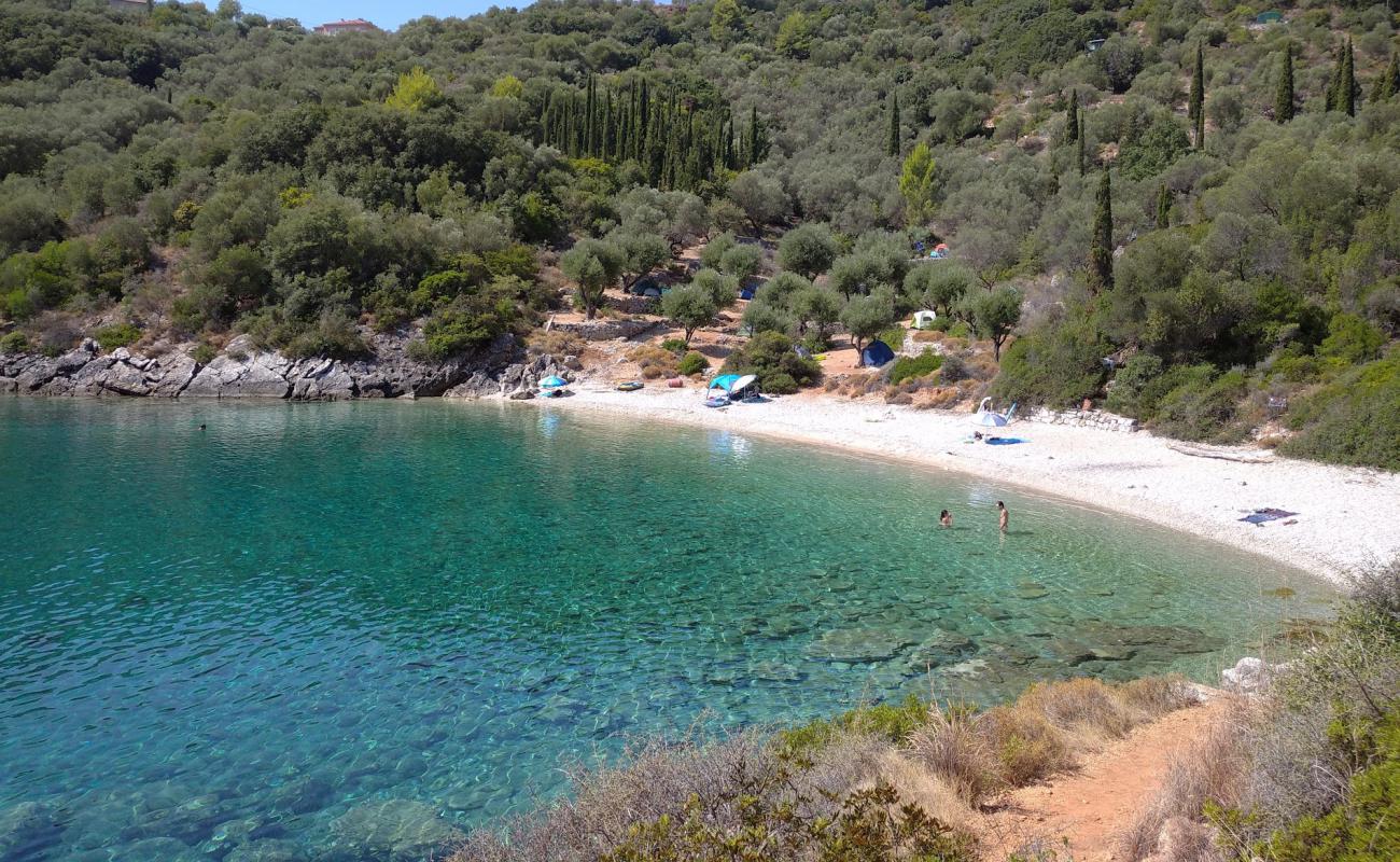 Foto de Sarakiniko beach con guijarro gris superficie