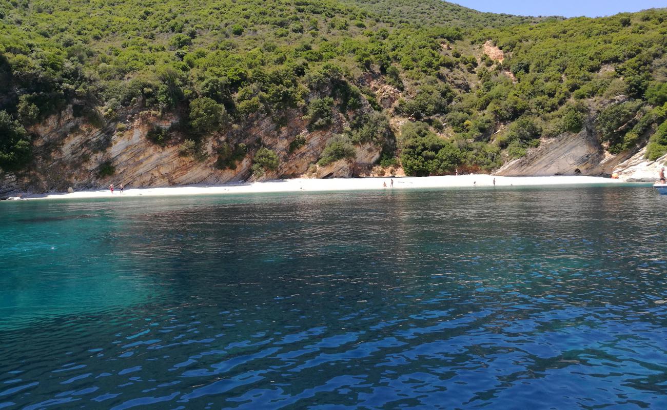 Foto de Talaros beach con guijarro ligero superficie