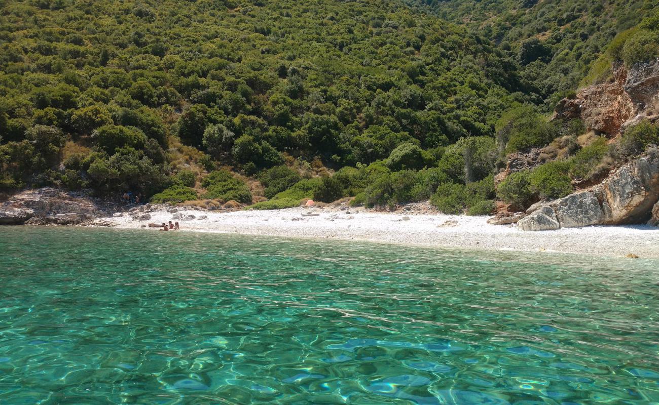 Foto de Pera Pigadi beach con guijarro ligero superficie