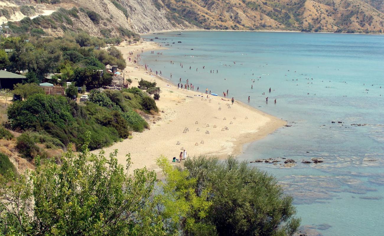 Foto de Playa Dafni con arena fina y guijarros superficie