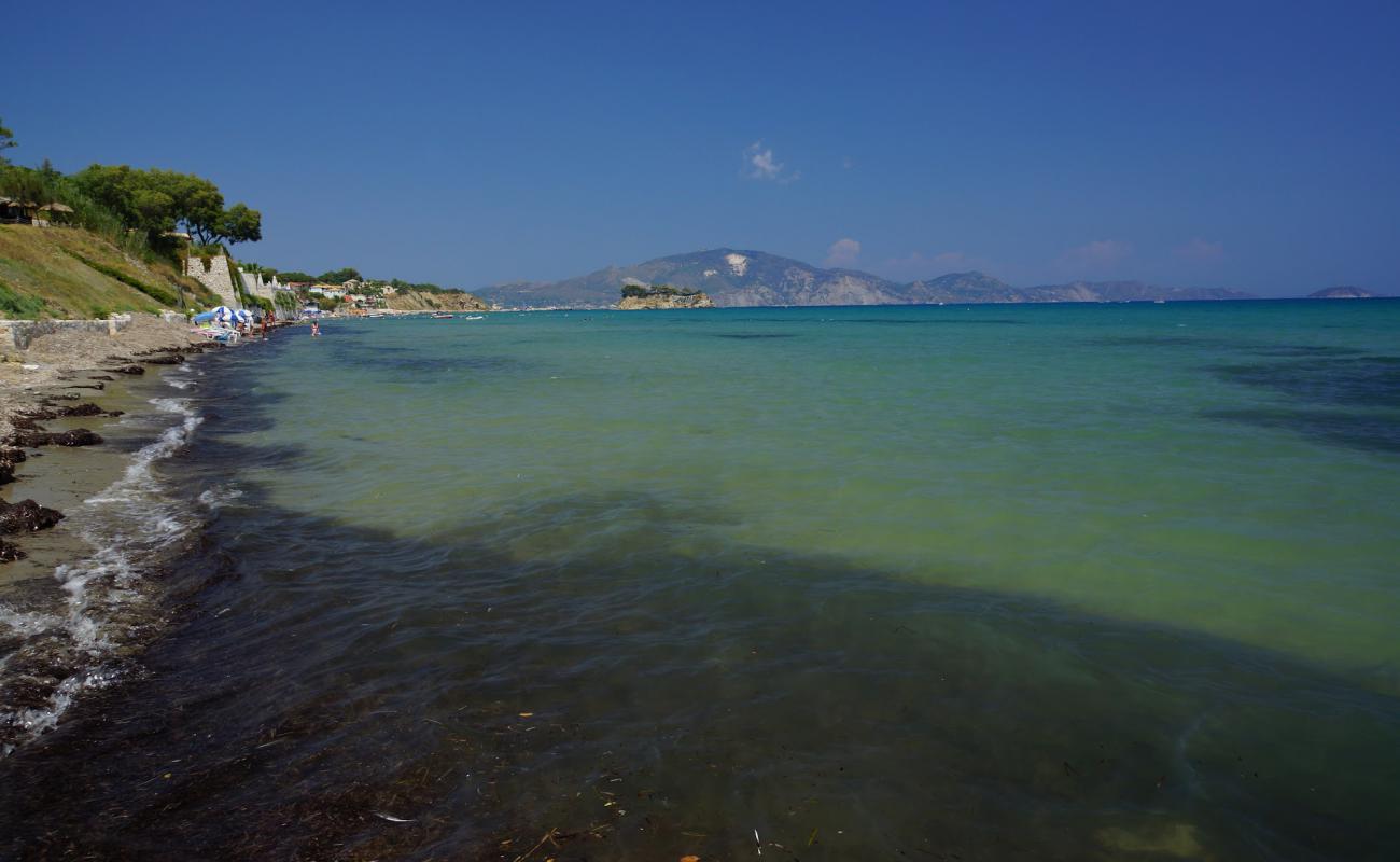 Foto de Agios Sostis beach II con arena oscura superficie