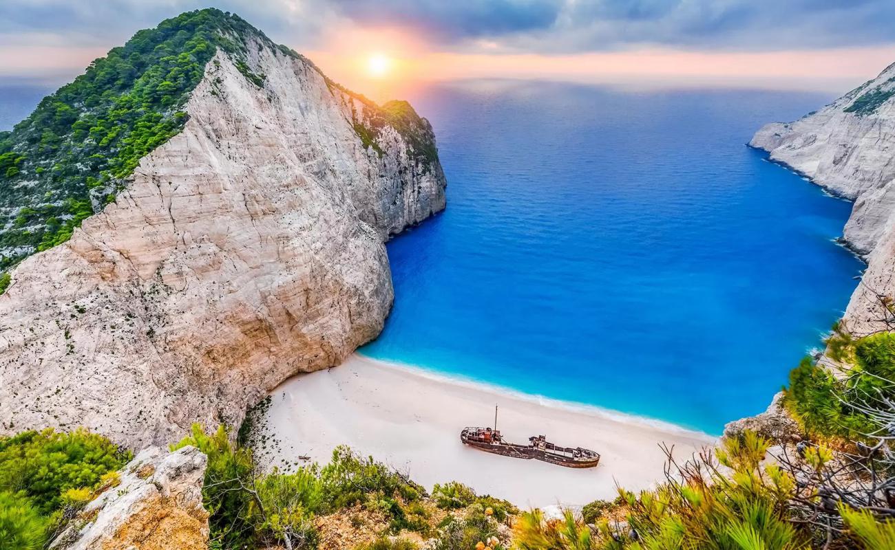 Foto de Playa de Navagio (Naufragio) con guijarro fino claro superficie