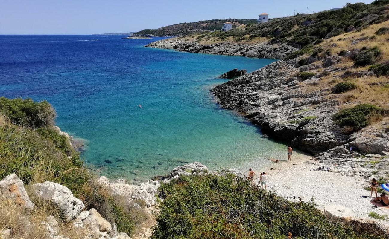 Foto de Kremidi beach con guijarro ligero superficie