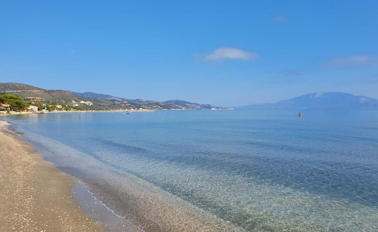 Foto de Playa de Alykes con arena oscura superficie