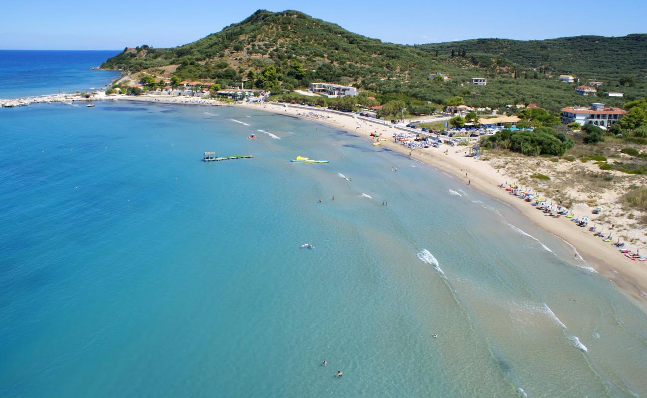 Foto de Alykanas Beach con arena oscura superficie