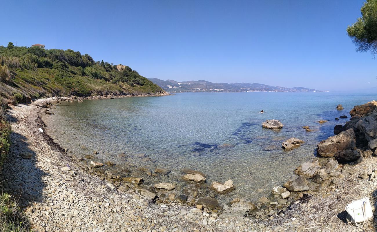 Foto de Rasa beach con arena gris y piedras superficie