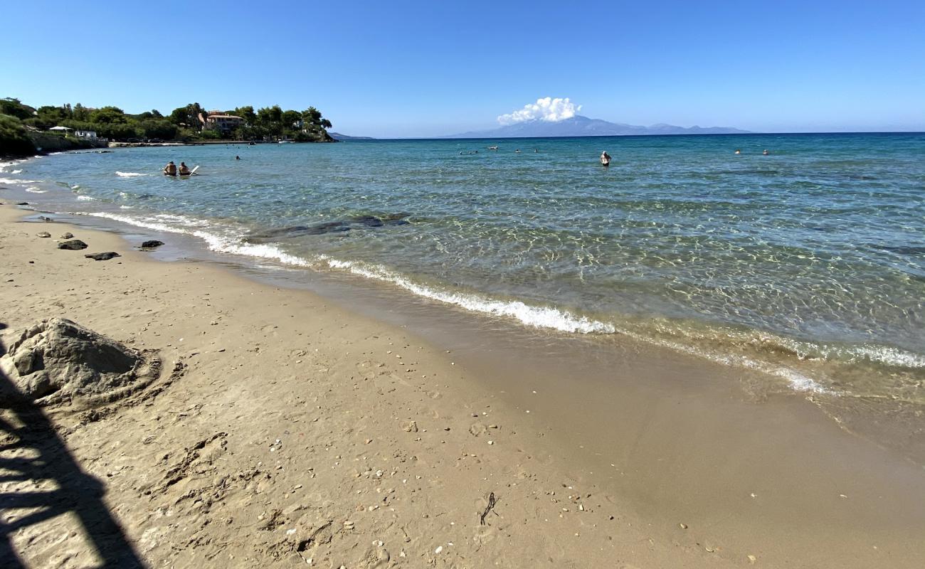 Foto de Amoudi beach con brillante arena fina superficie