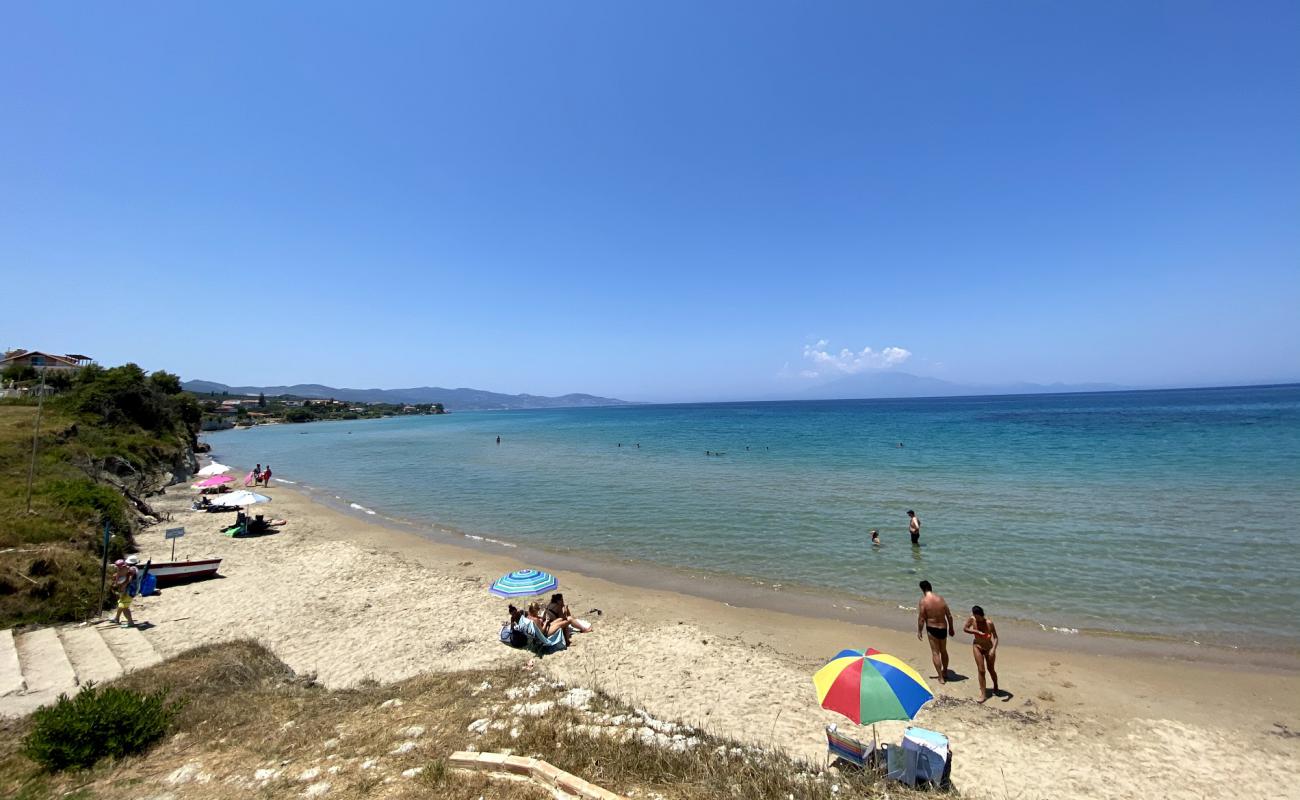 Foto de Psarou beach con arena oscura superficie